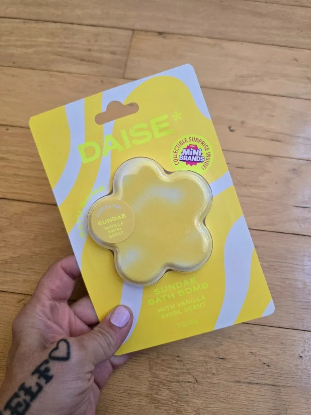 DAISE x Zuru Mini Brands | Sundae Vanilla Yellow Flower Shaped Fizzy Bath Bomb